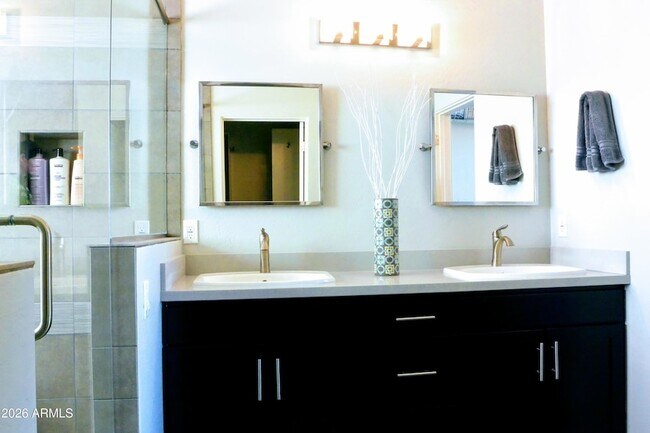 Building Photo - 516 E Ames Pl