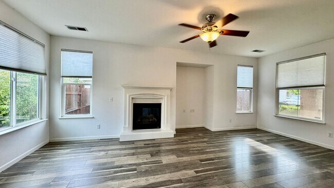 Building Photo - NOW AVAILABLE- COZY 3 BED, 2 BATH, 2 CAR GARAGE IN A QUIET NEIGHBORHOOD, NORTH NATOMAS