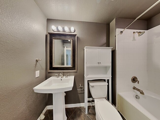 Building Photo - 3312 Belladonna Dr