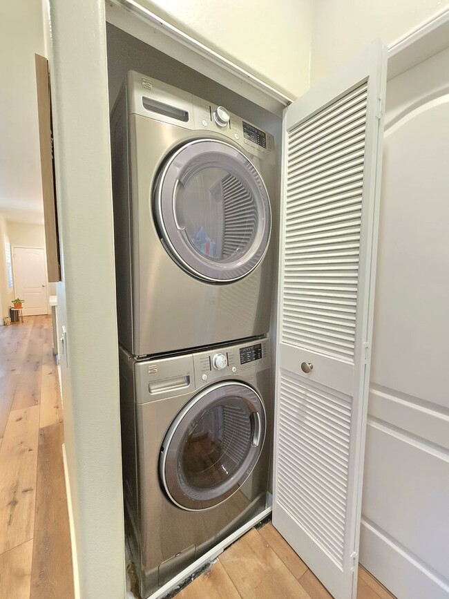 Building Photo - Beautiful Upgraded 2 Bedroom 2 Bathroom Townhouse in Gated Community – Santa Clarita