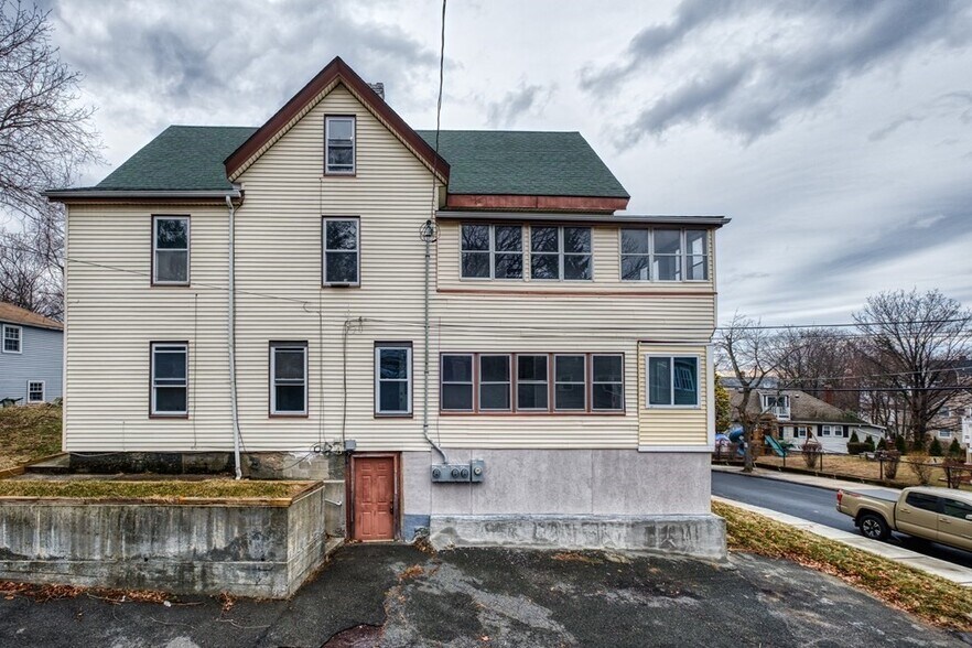 Building Photo - 92 Pine St