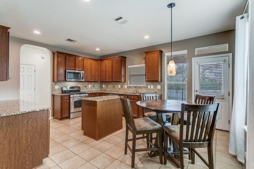 Building Photo - 705 Hightrail