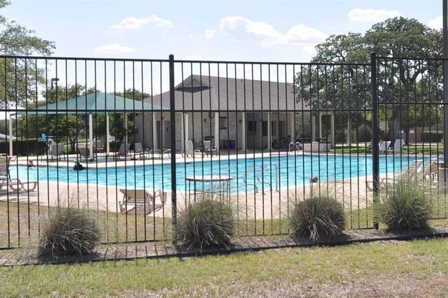 Building Photo - 3305 Stonewall Dr