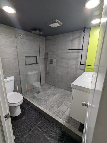 modern bathroom - 6915 Yates St