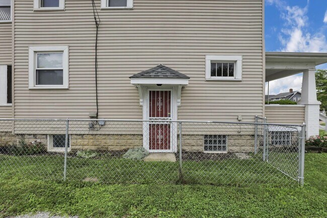 Building Photo - 418 Townsend Ave