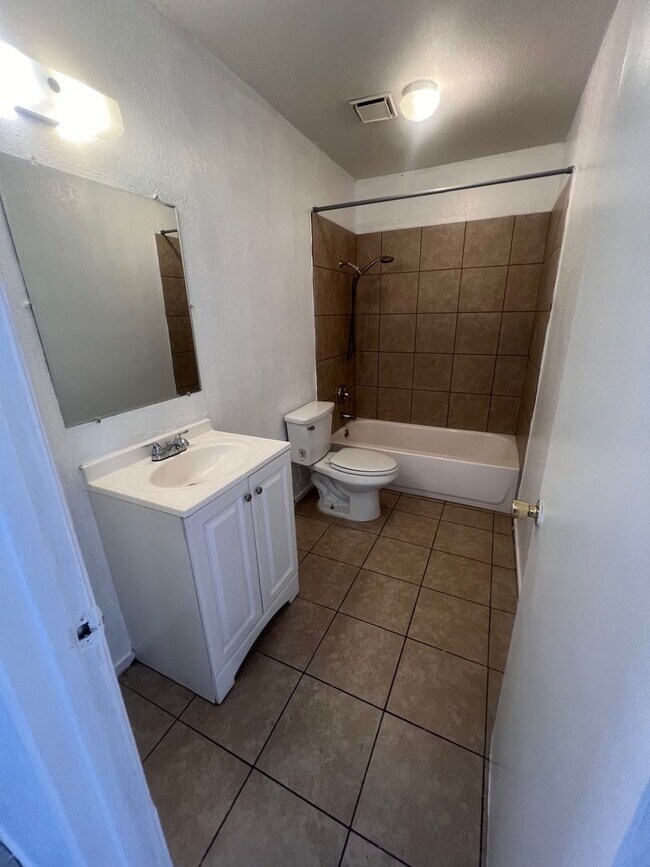 Building Photo - 2-Bedroom Apartment in Desert Hot Springs,...