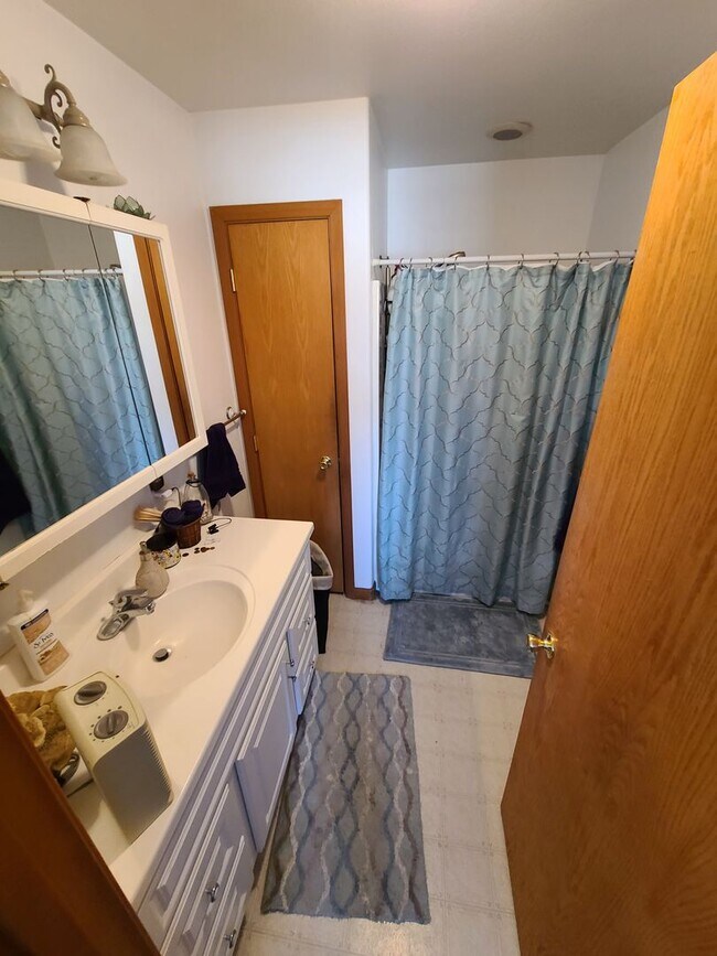 Building Photo - 2823/25 Shan Dr. Duplex