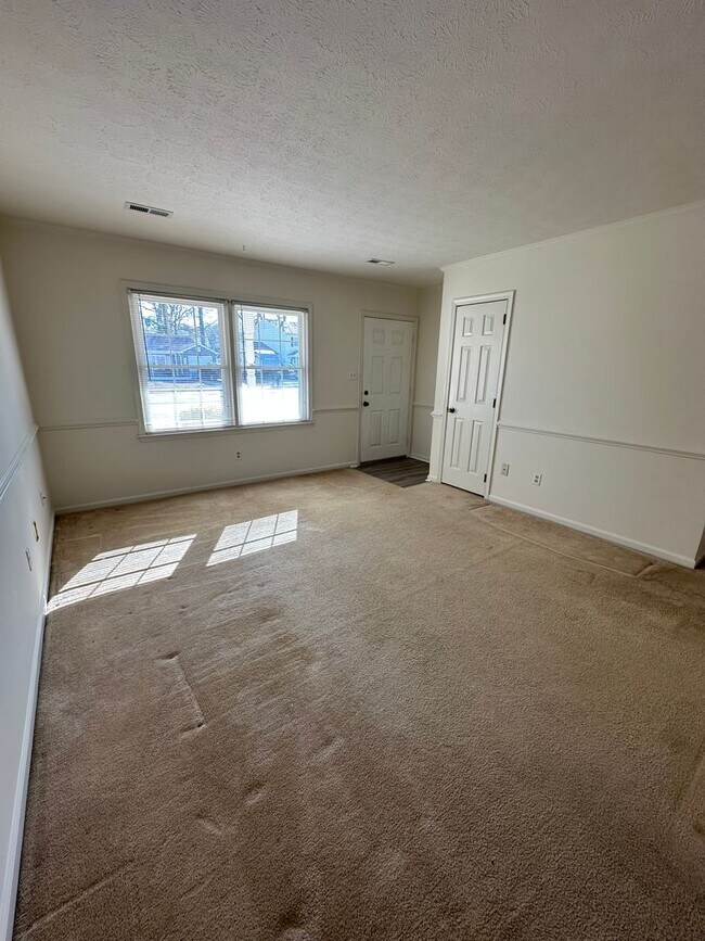 Building Photo - Located in Close Proximity to City Center.