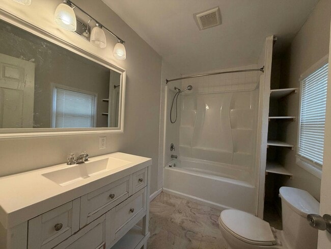 Building Photo - 307 4th St