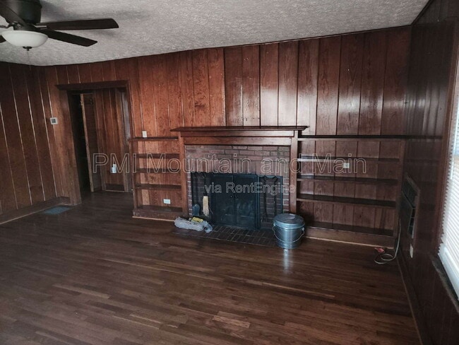 Building Photo - 2 Woodlands Dr