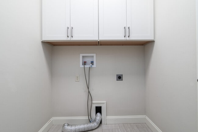 Building Photo - 718 Woods Dr