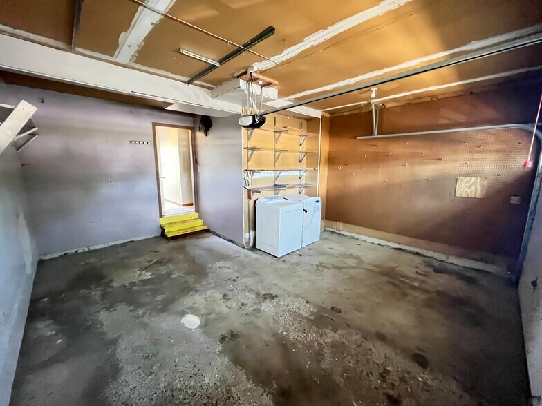 Garage - 203 13th Ct