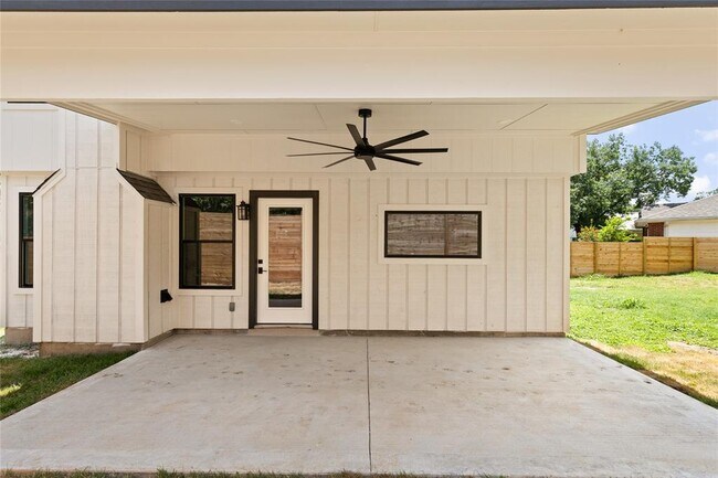 Building Photo - 8708 Cretys Cove