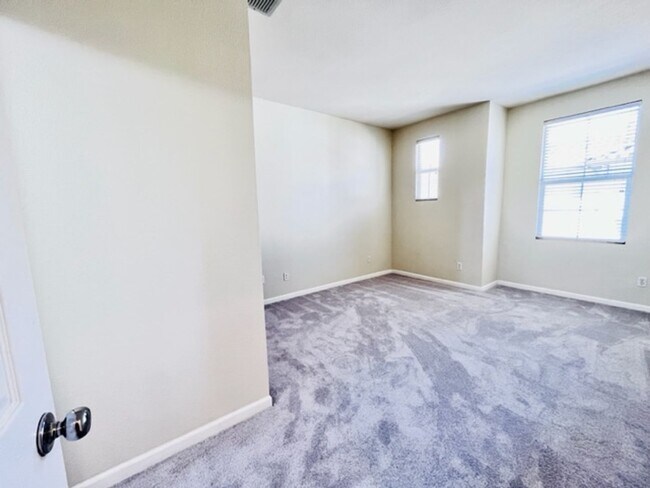 Building Photo - Beautiful 3BD/2.5BA Tri-Level Gallery Walk...