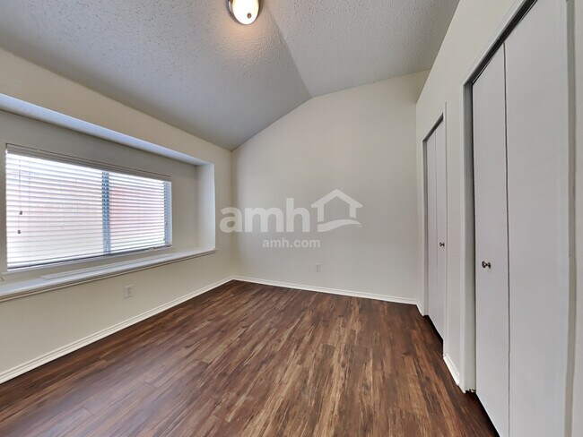 Building Photo - 728 Raven Dr