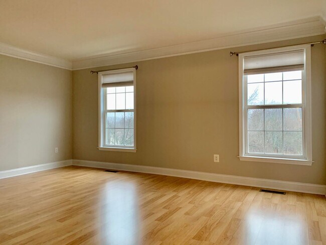 Building Photo - MUST SEE! End Unit, Electric Fireplace, Gr...