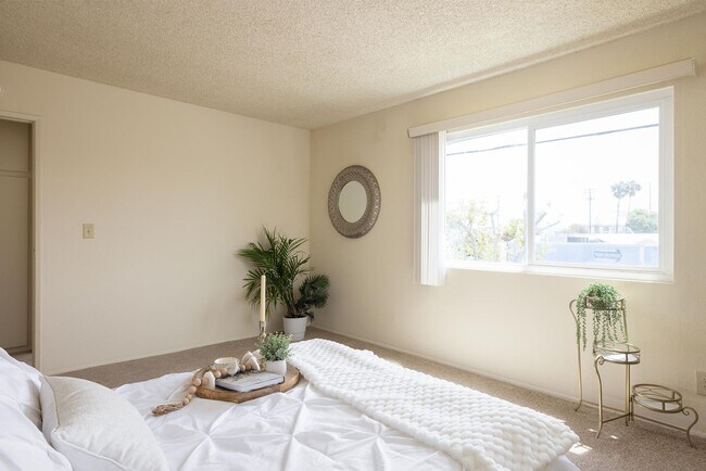 Building Photo - Huge Bedroom, Extra Closets