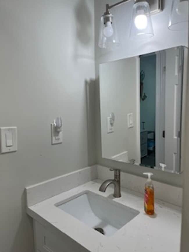 Building Photo - Beautiful apartment with assigned parking.