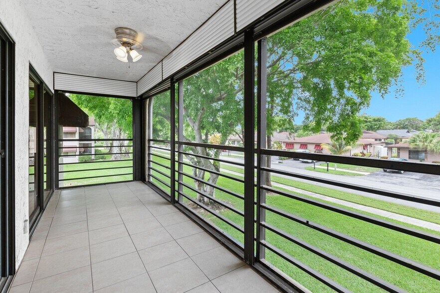 Building Photo - 5040 Rose Hill Dr