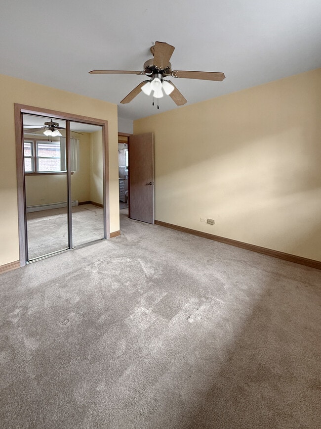Building Photo - 8514 W Catalpa Ave