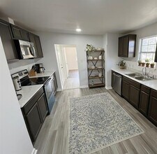 Building Photo - 918 W Eighth St