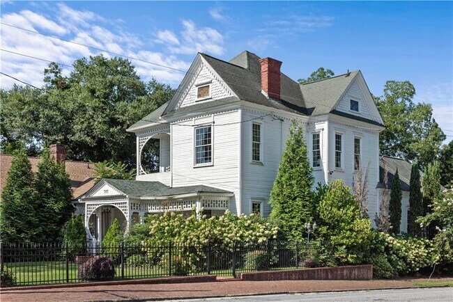 Building Photo - 383 Park Ave SE