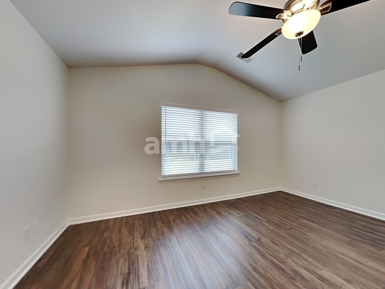 Building Photo - 132 Spring Lakes Dr