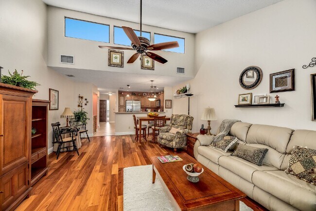 Building Photo - Fully furnished Beachside townhome