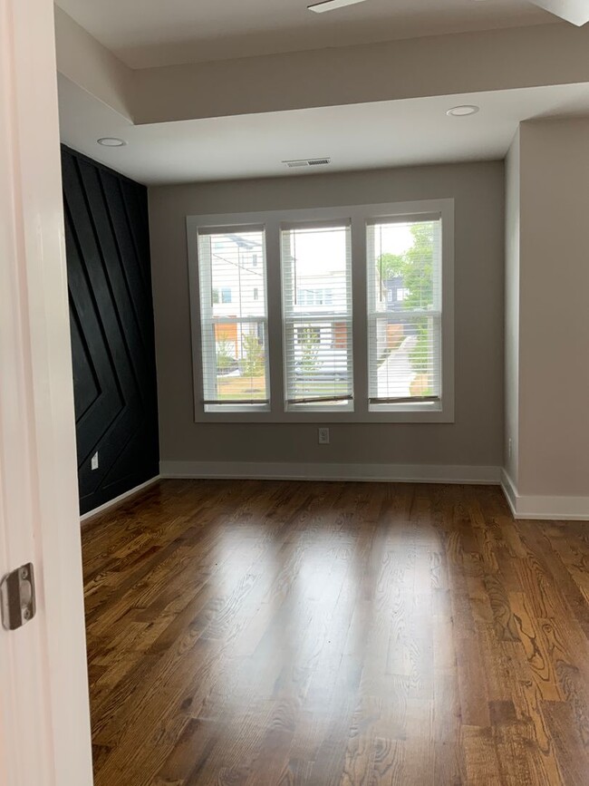 Building Photo - charming 3 bedroom, 3 bathroom home locate...