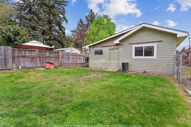 Building Photo - Charming Three Bedroom Home in Hazelwood!