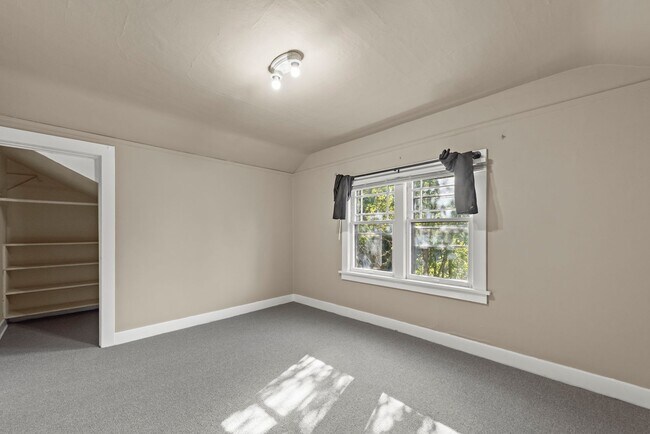 Building Photo - Private Room in Spacious 7-Bedroom, 3-Bath...