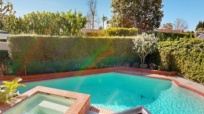 Building Photo - Large Spacious Home with a Pool!