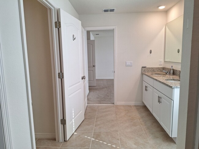 Building Photo - 3BR 2.5BA VENETIAN BAY TOWNHOME