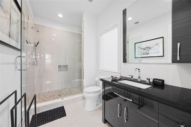 Building Photo - 513 Palm Dr