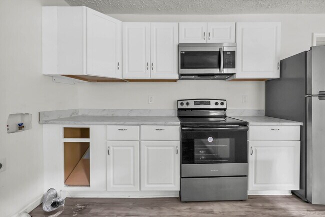 Building Photo - Charming 2-bed 1-bath home minutes from shopping, APSU, and dining.