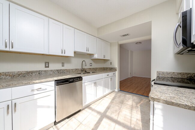 Building Photo - 5 Oakwood Park
