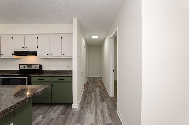 Building Photo - Three Bedroom Home Move in ready!