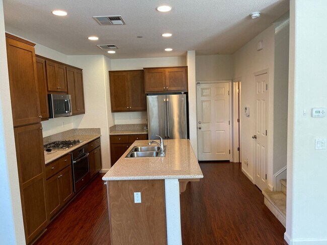 Building Photo - MODERN NEWER 3 BEDROOM 2 STORY FAIRFIELD *...