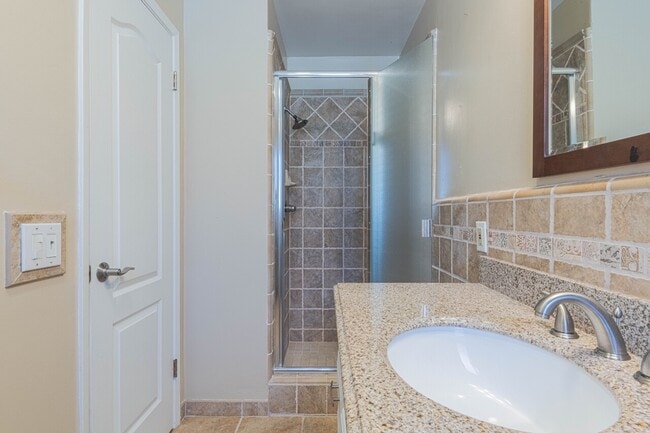 Building Photo - 833 2nd St