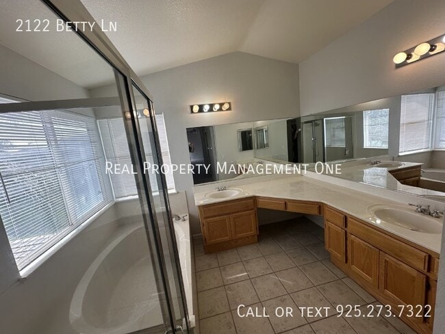 Building Photo - 2122 Betty Ln