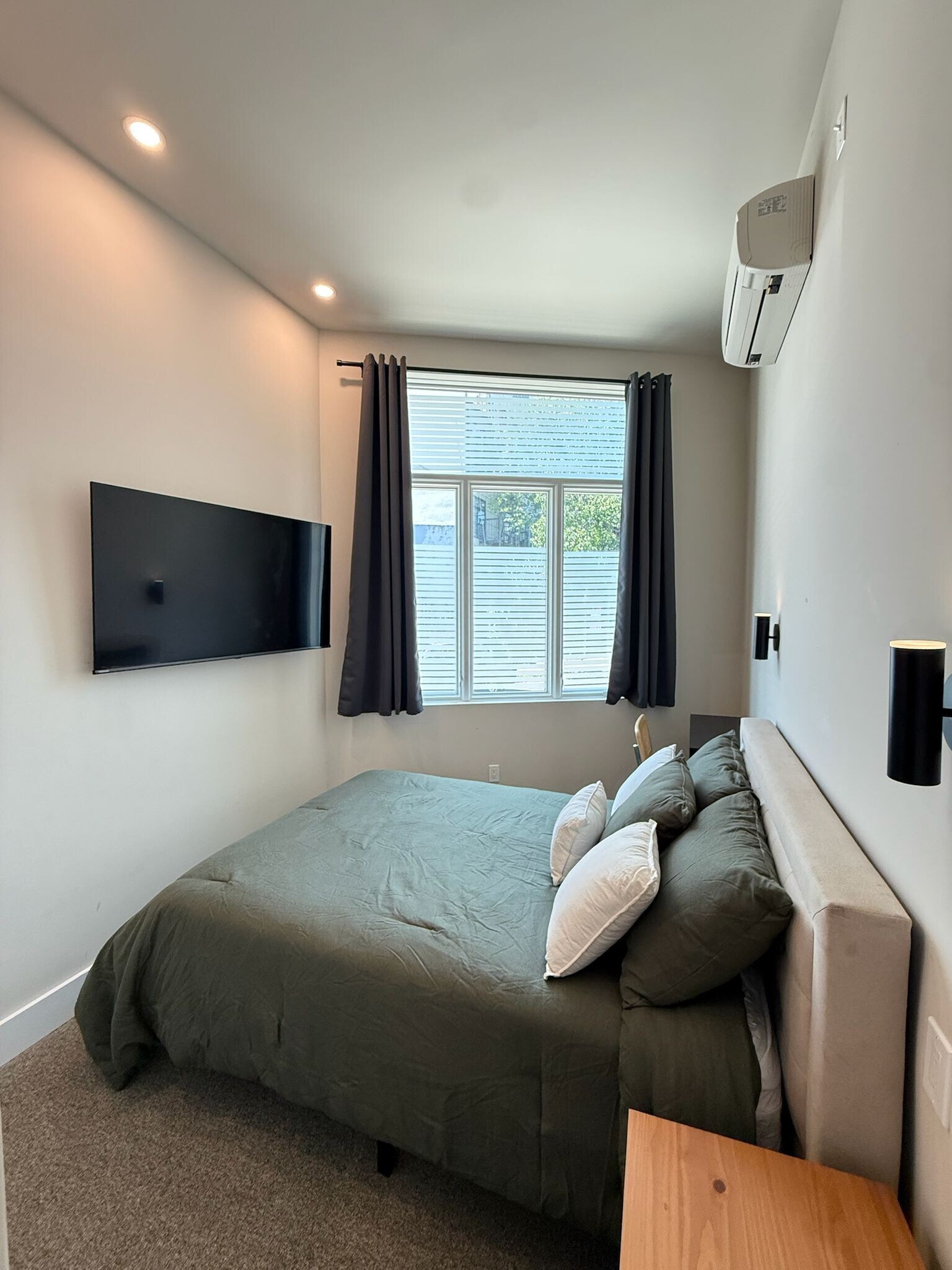 Building Photo - Furnished room/NOT APARTMENT