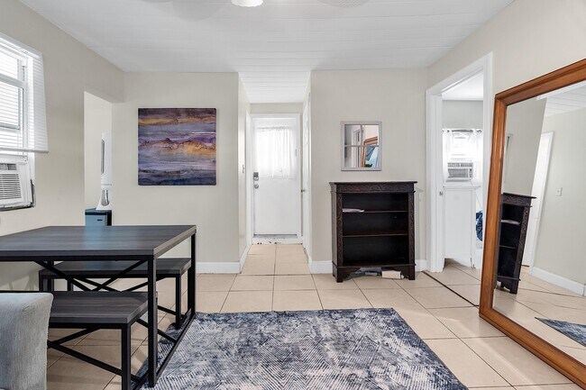 Building Photo - 909 N Palmway