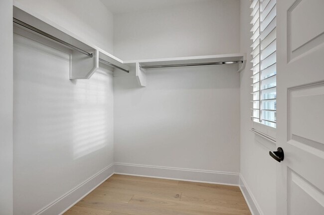 Building Photo - Luxurious Low-Maintenance Living in Westha...