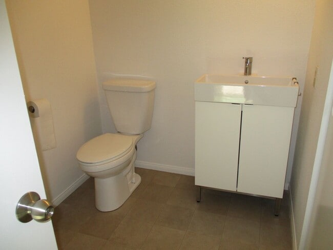 Building Photo - Rancho Bernardo 3 bedroom 2.5 bath Spaciou...