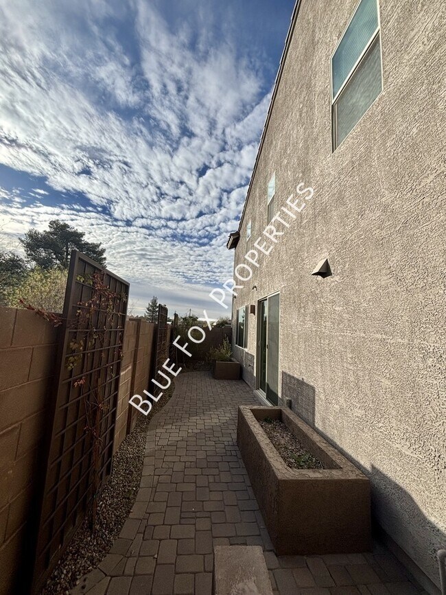 Building Photo - 1048 E Descent St