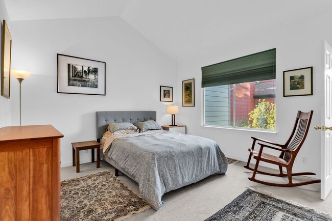 Building Photo - Quiet and Spacious 2 Bedroom Condo in Sunny Novato!