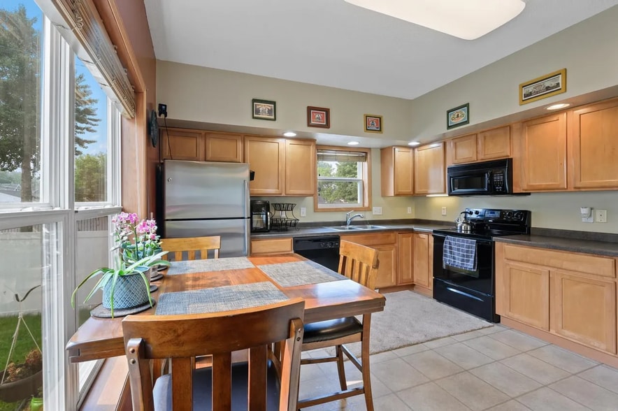 Building Photo - 1600 N Thomas Ave