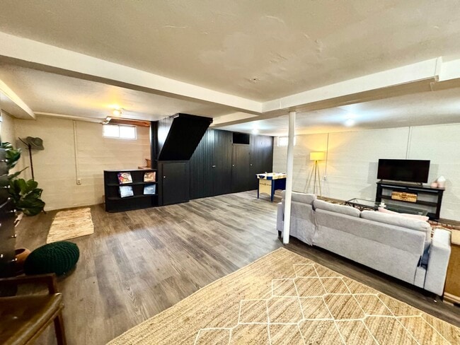 Building Photo - Blue Wall Oasis Mid-Term Rental 2/1 with a full basement