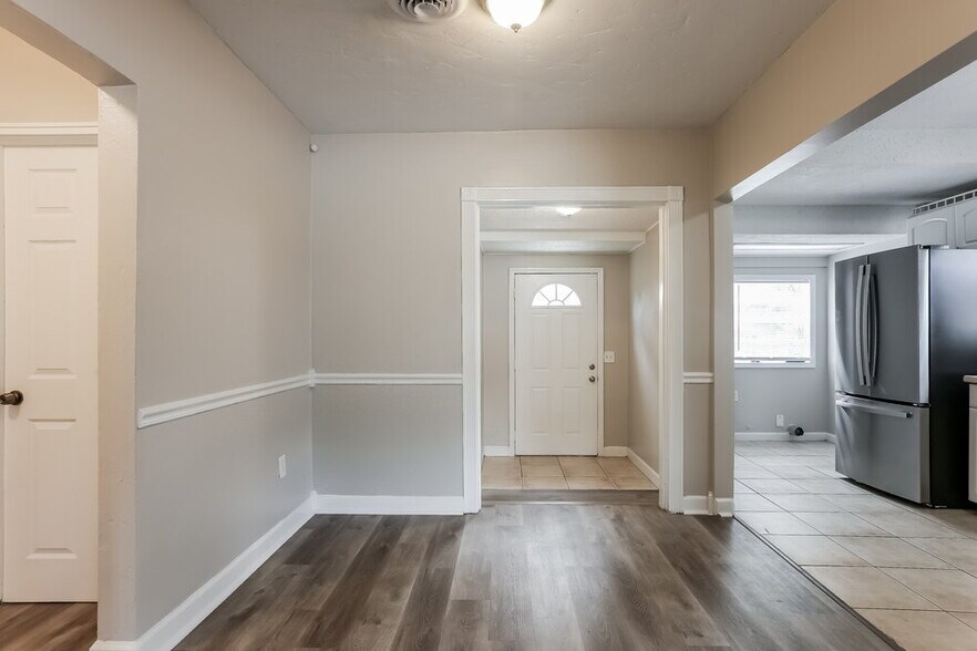 Building Photo - 1401 14th Ave N