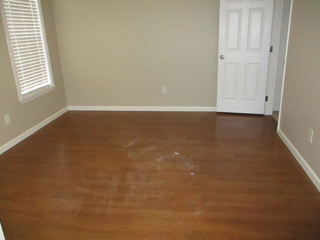 Building Photo - Spacious 2 Bedroom Townhome with Bonus Room & Private Backyard